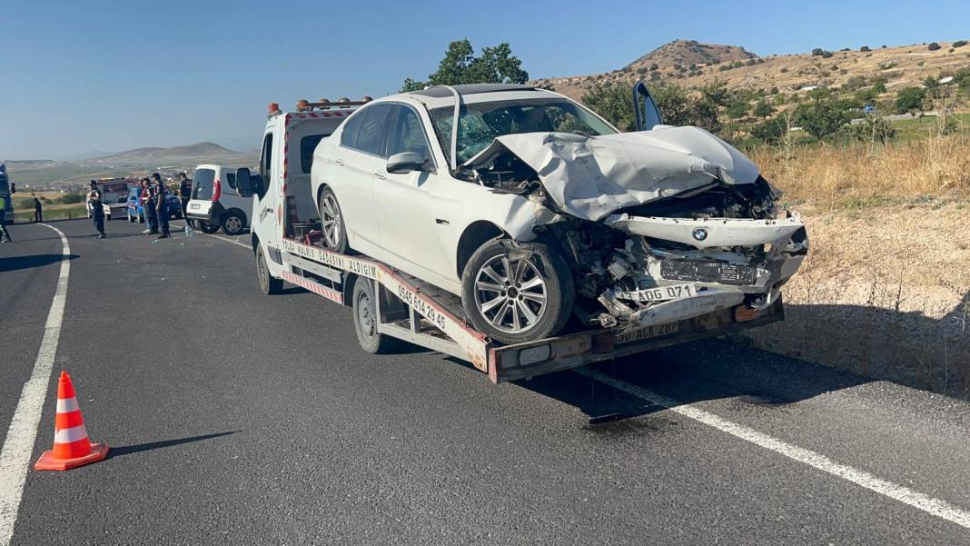 Otomobil ile hafif ticari araç çarpıştı: 14 yaralı 2