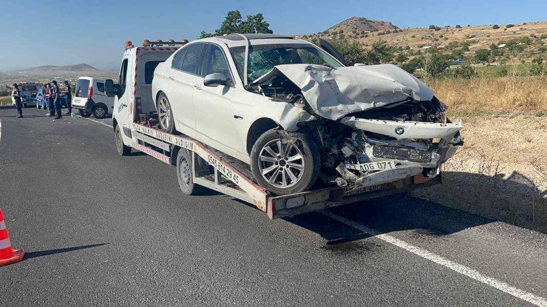 Otomobil ile hafif ticari araç çarpıştı: 14 yaralı 3