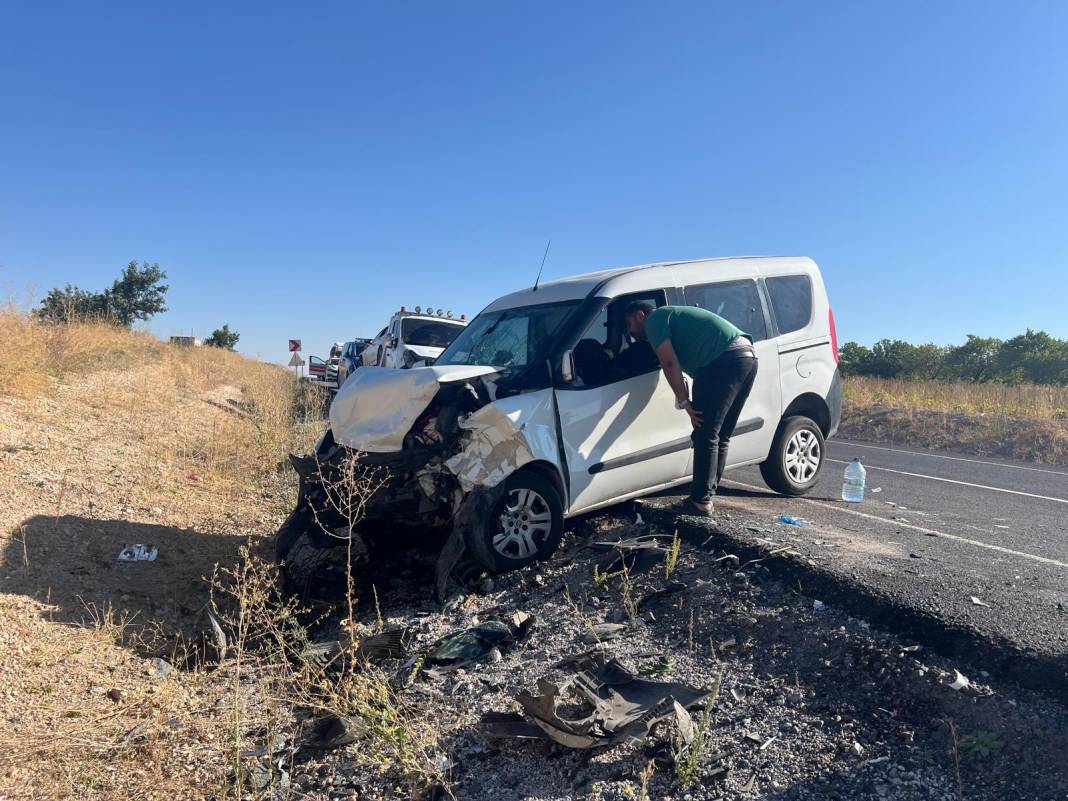 Otomobil ile hafif ticari araç çarpıştı: 14 yaralı 4