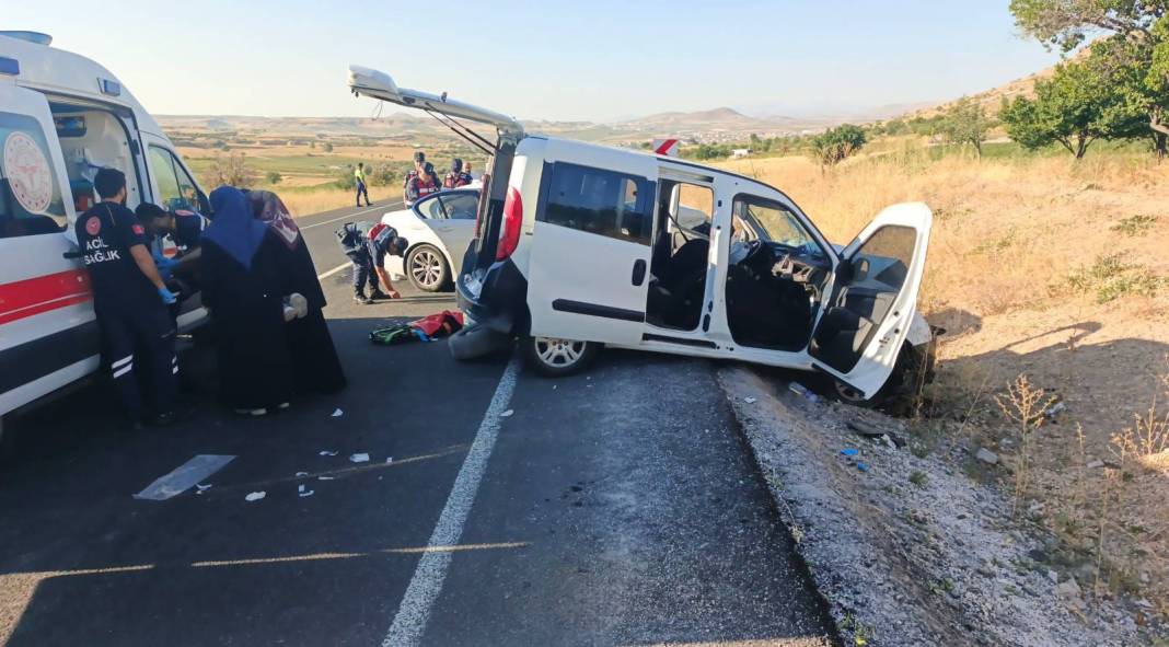Otomobil ile hafif ticari araç çarpıştı: 14 yaralı 5