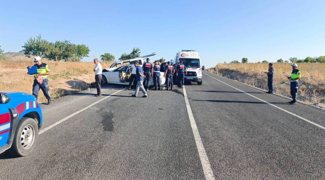 Otomobil ile hafif ticari araç çarpıştı: 14 yaralı 6