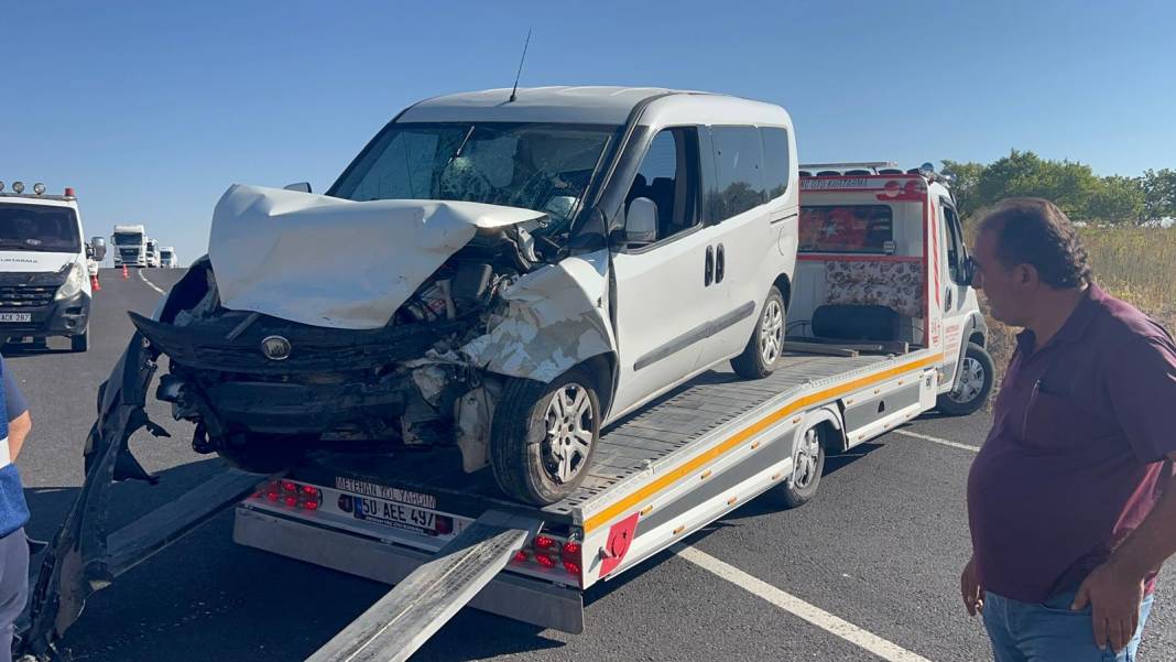 Otomobil ile hafif ticari araç çarpıştı: 14 yaralı 7