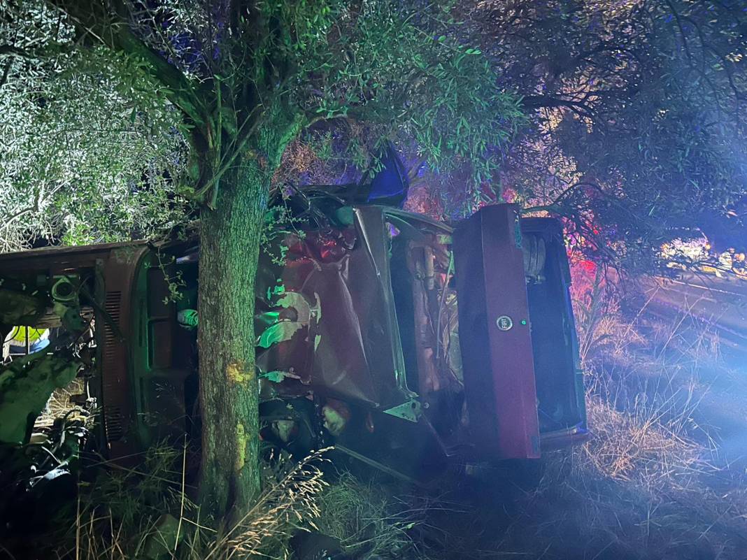 Şarampole yuvarlandı, ağaca çarparak durabildi: 2 ölü 2