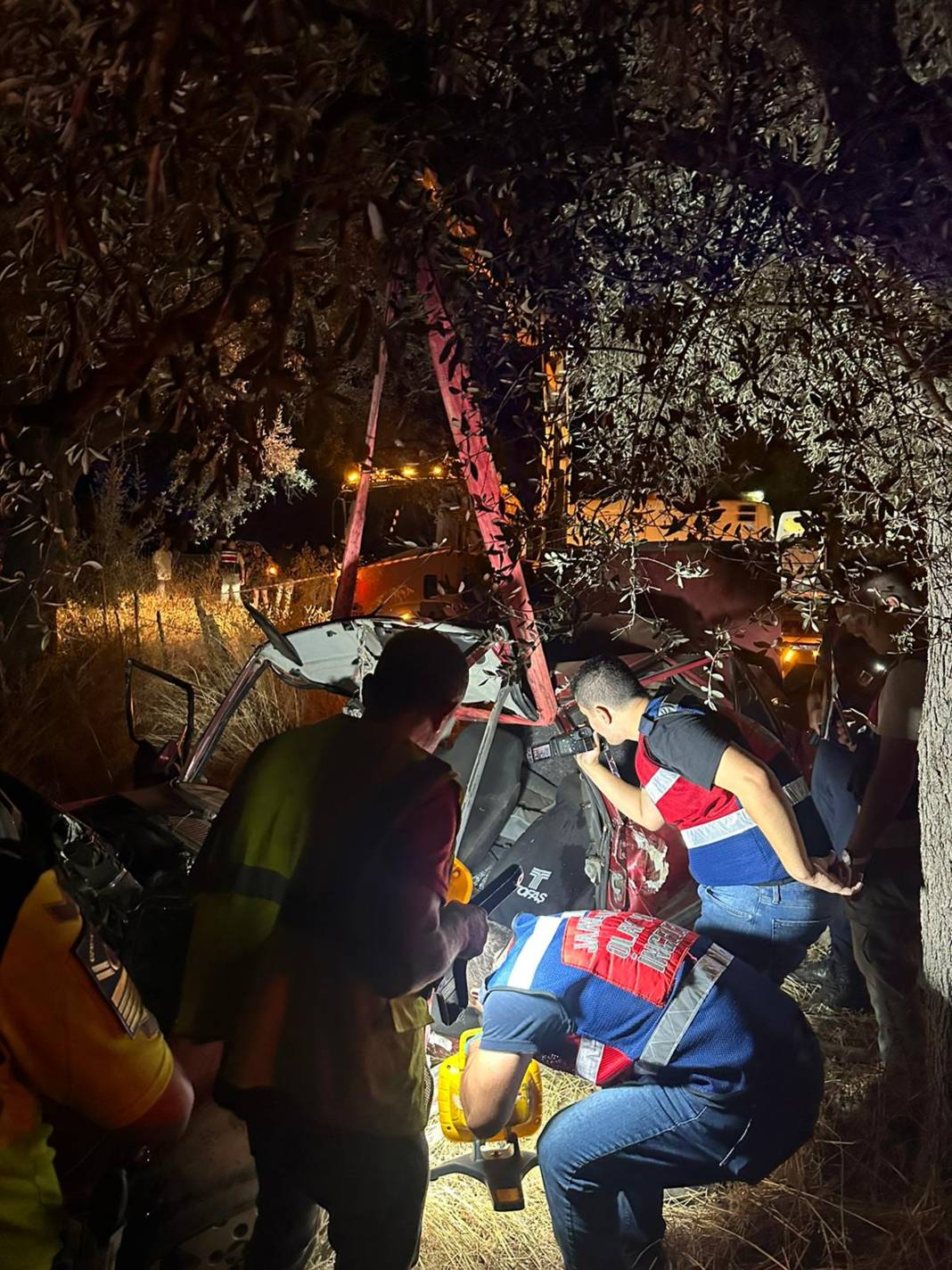 Şarampole yuvarlandı, ağaca çarparak durabildi: 2 ölü 4