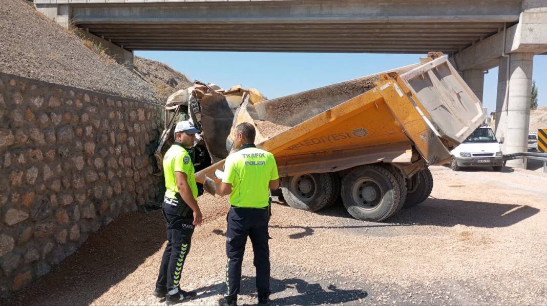Kontrolden çıkan hafriyat kamyonu istinat duvarına çarptı: 1 ölü 1