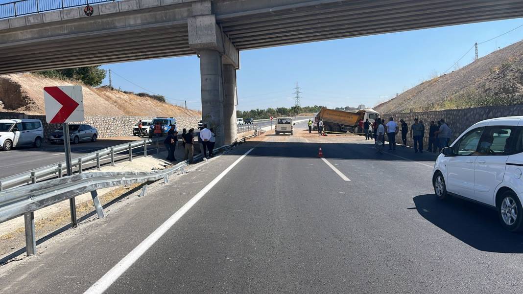 Kontrolden çıkan hafriyat kamyonu istinat duvarına çarptı: 1 ölü 2