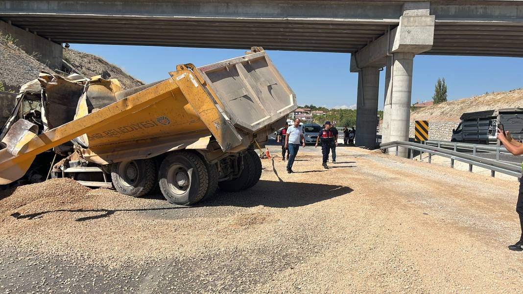 Kontrolden çıkan hafriyat kamyonu istinat duvarına çarptı: 1 ölü 3