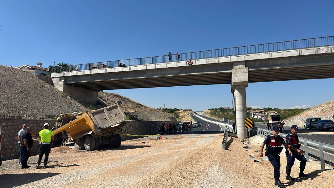 Kontrolden çıkan hafriyat kamyonu istinat duvarına çarptı: 1 ölü 4