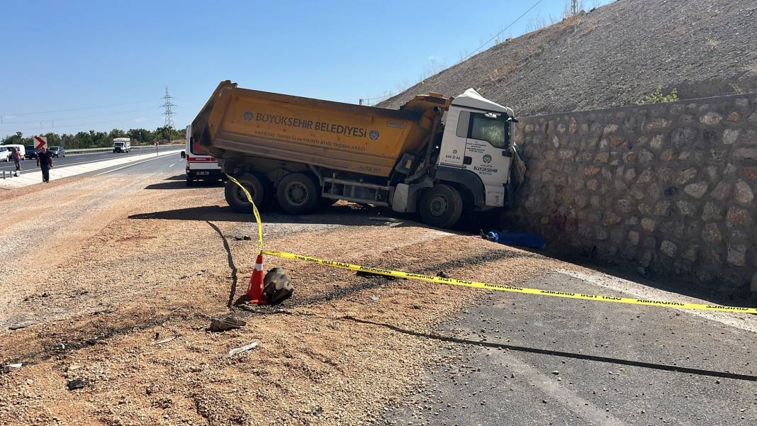Kontrolden çıkan hafriyat kamyonu istinat duvarına çarptı: 1 ölü 5