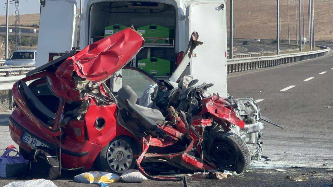 Otomobil, TIR'a arkadan çarptı: 2 ölü, 3 yaralı 1