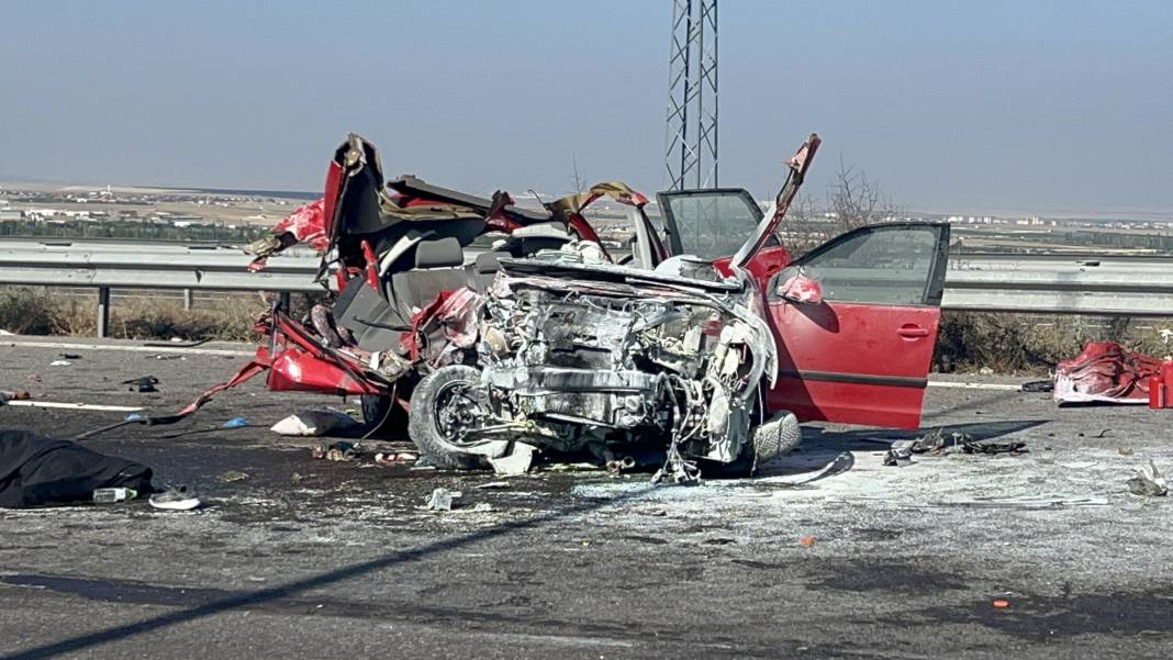 Otomobil, TIR'a arkadan çarptı: 2 ölü, 3 yaralı 2