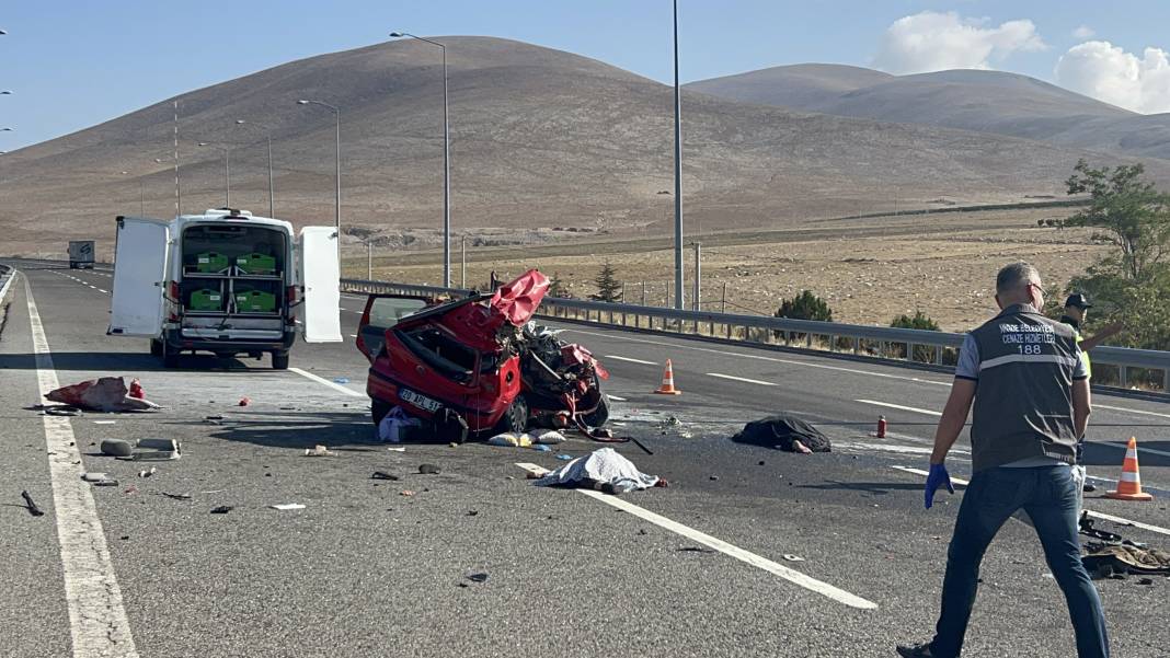 Otomobil, TIR'a arkadan çarptı: 2 ölü, 3 yaralı 3