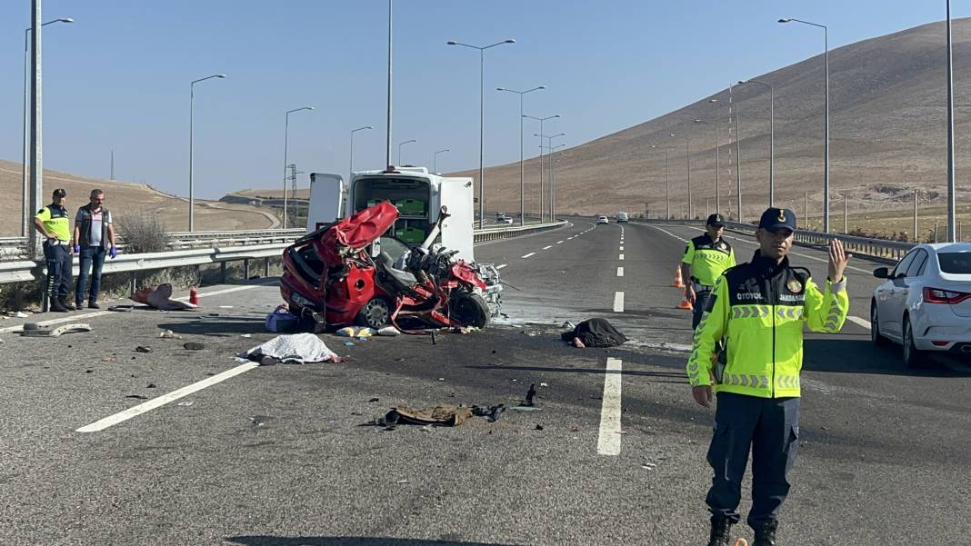 Otomobil, TIR'a arkadan çarptı: 2 ölü, 3 yaralı 4