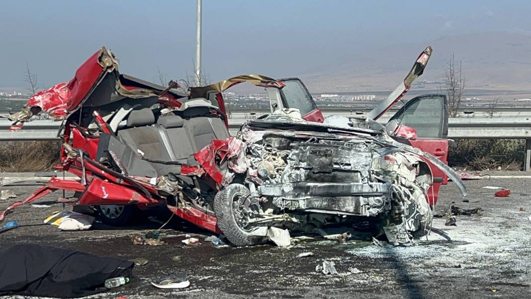 Otomobil, TIR'a arkadan çarptı: 2 ölü, 3 yaralı 5