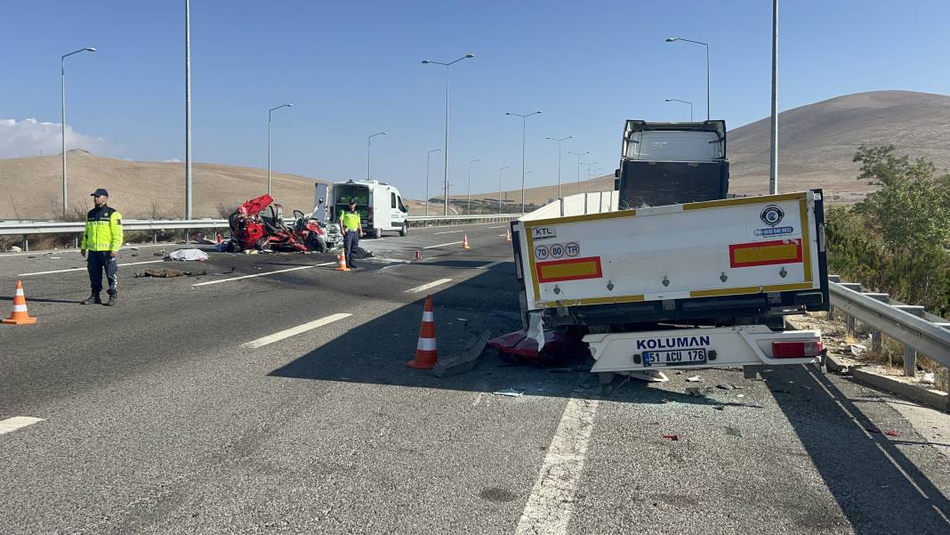 Otomobil, TIR'a arkadan çarptı: 2 ölü, 3 yaralı 6