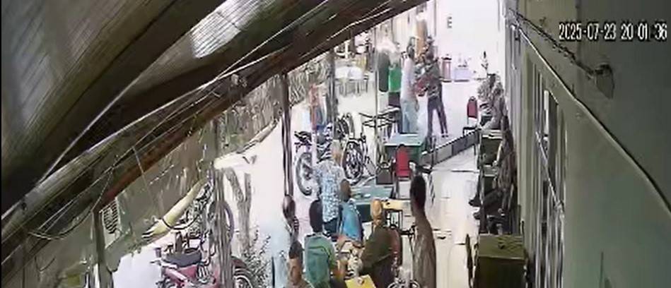 Engelli oğlunu döven adama, anneden kahvede meydan dayağı 1