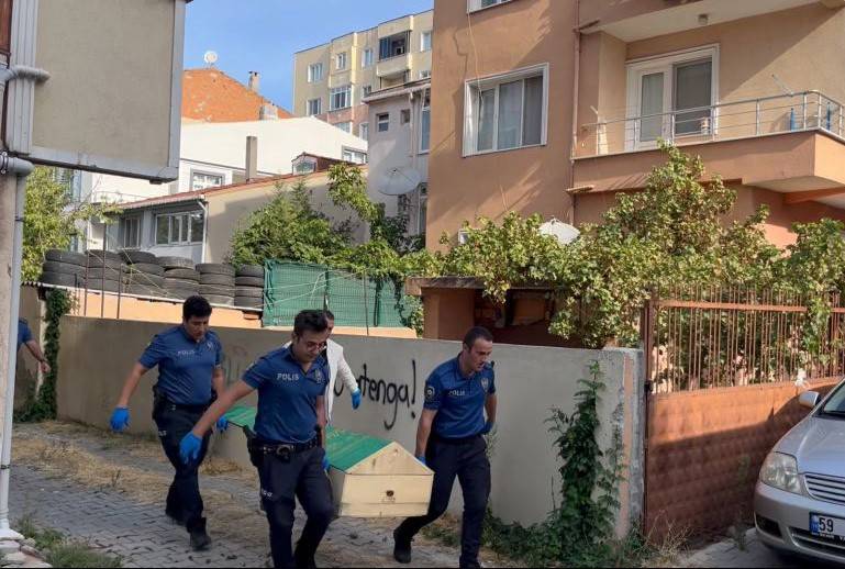 Genç kadın yatak odasında ölü bulundu 1