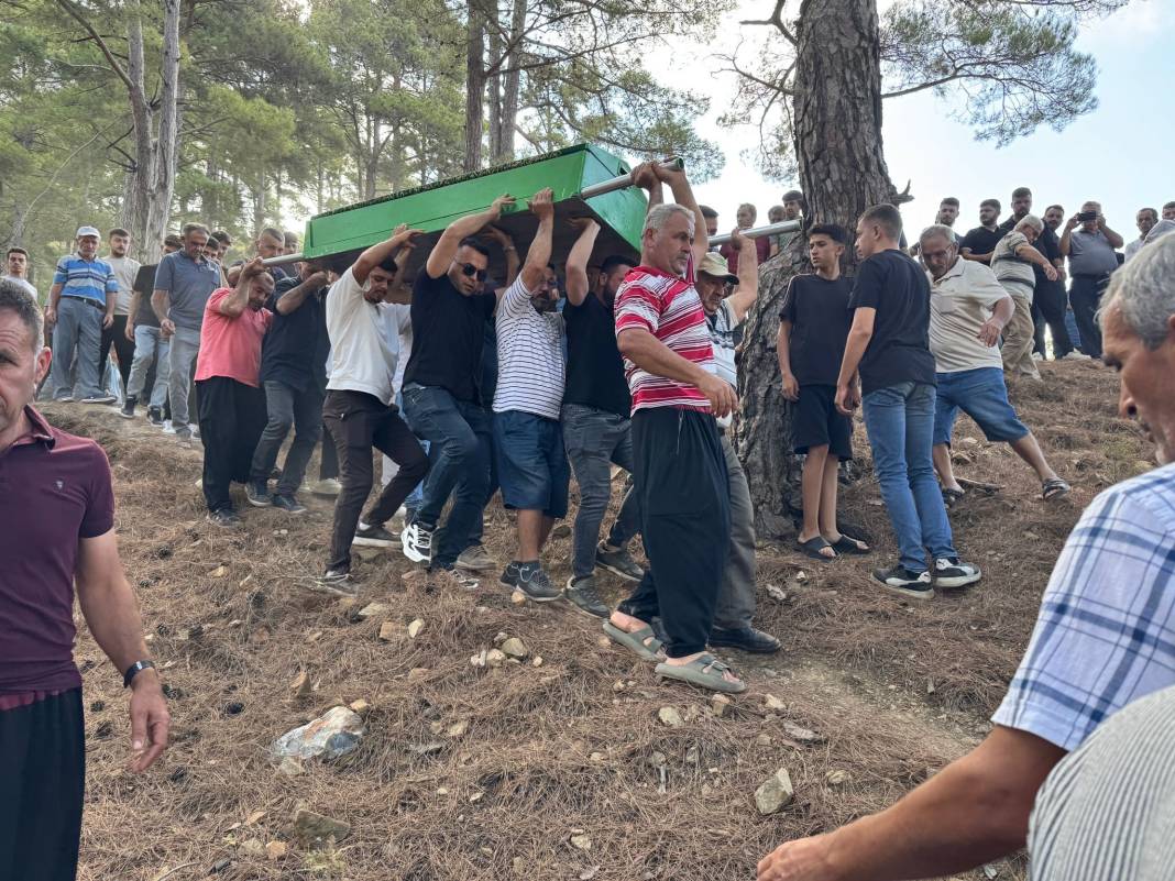 Kazada hayatını kaybeden çocuk toprağa verildi 2