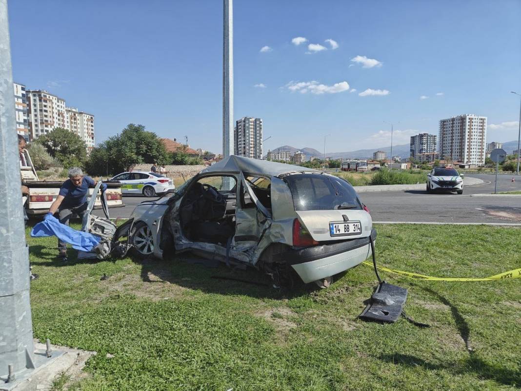 Feci kazada hayatını kaybeden anne-oğul toprağa verildi 1