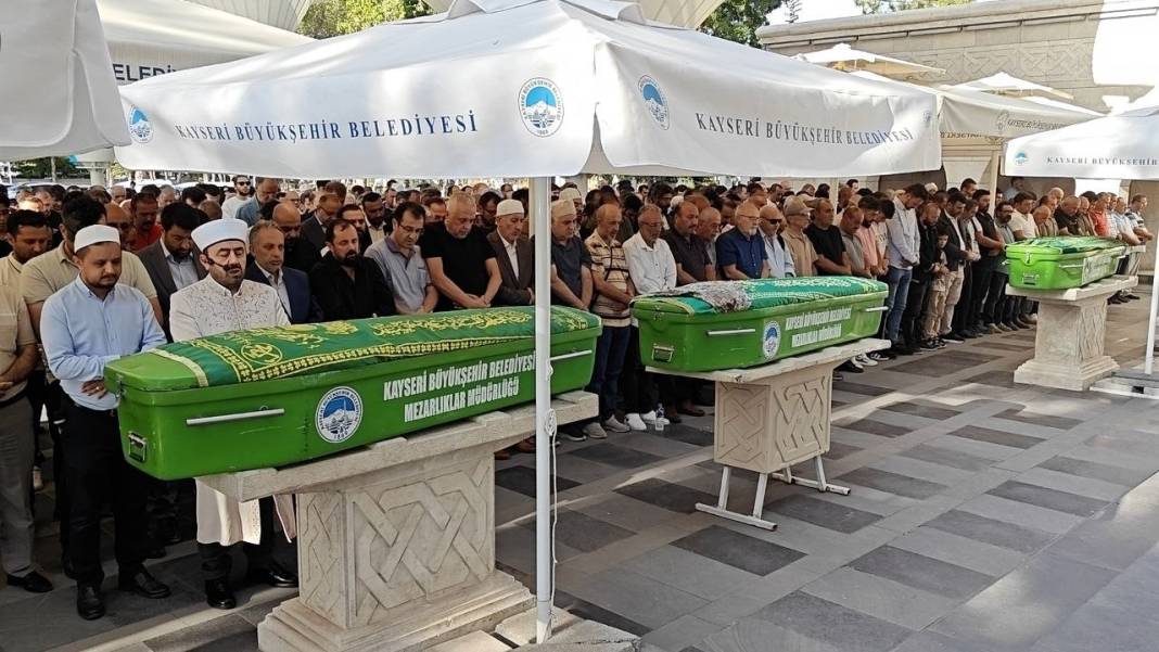 Feci kazada hayatını kaybeden anne-oğul toprağa verildi 3