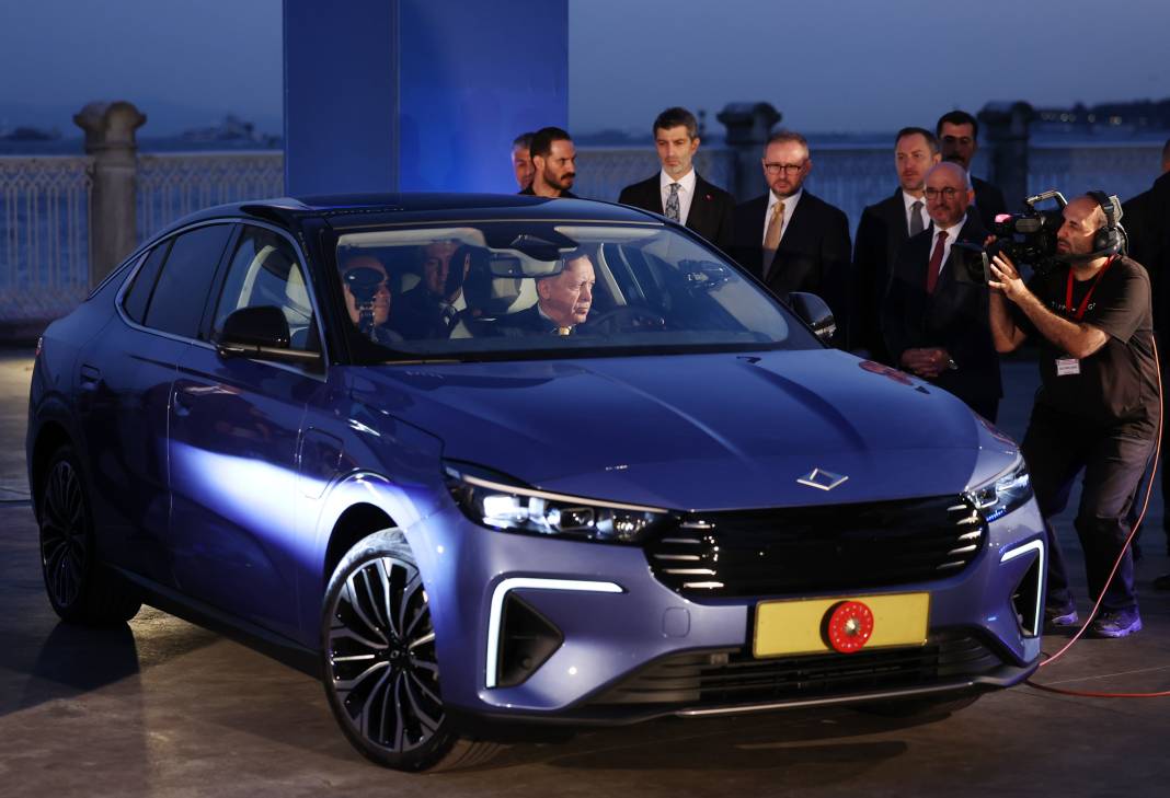 Cumhurbaşkanı Erdoğan'a Togg'un yeni modeli T10F hediye edildi 10