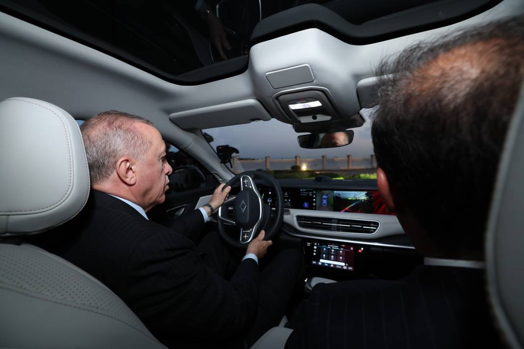 Cumhurbaşkanı Erdoğan'a Togg'un yeni modeli T10F hediye edildi 3