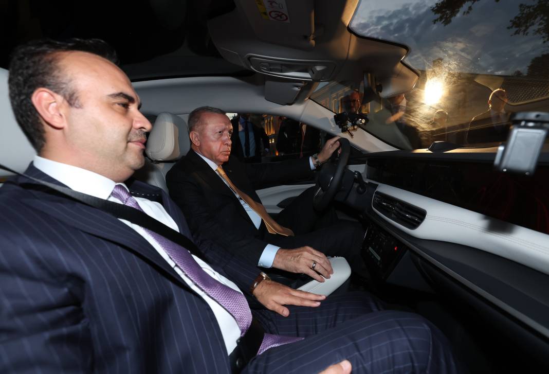 Cumhurbaşkanı Erdoğan'a Togg'un yeni modeli T10F hediye edildi 7