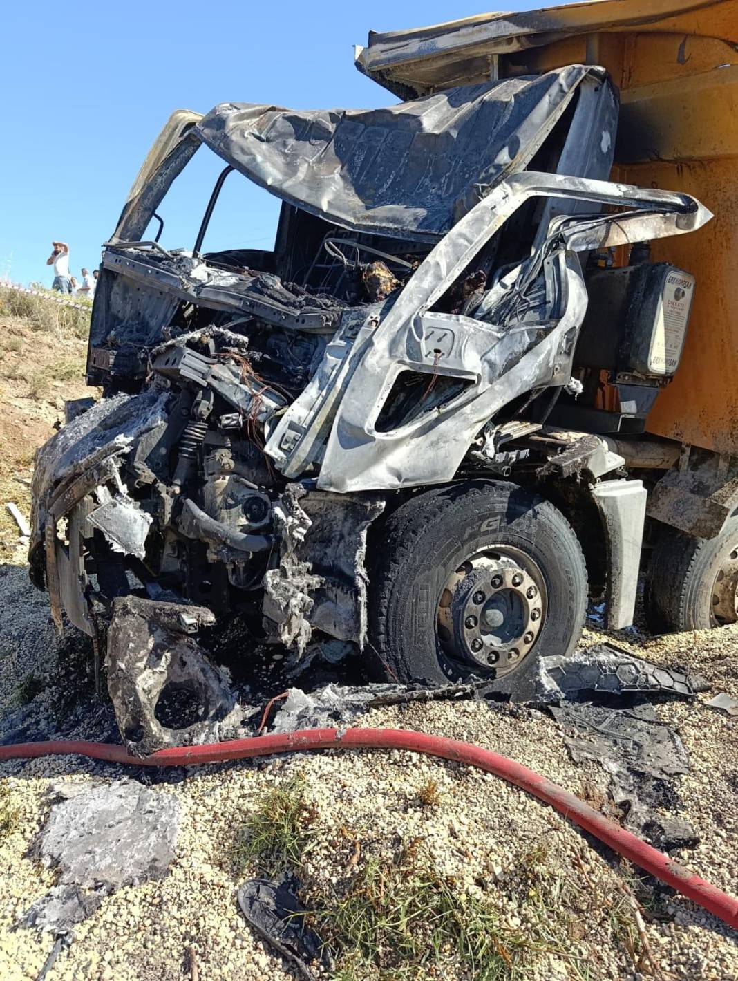 Yanan kamyonun şoförü hayatını kaybetti 6