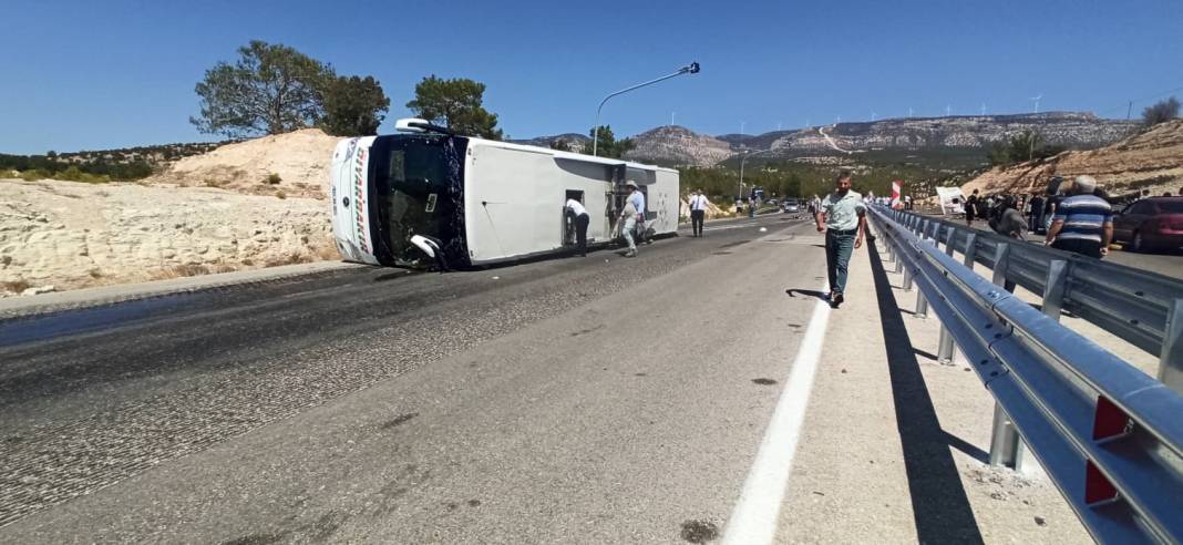 Yolcu otobüsü ile kavun yüklü kamyon çarpıştı; 3 ölü, 7 yaralı 2