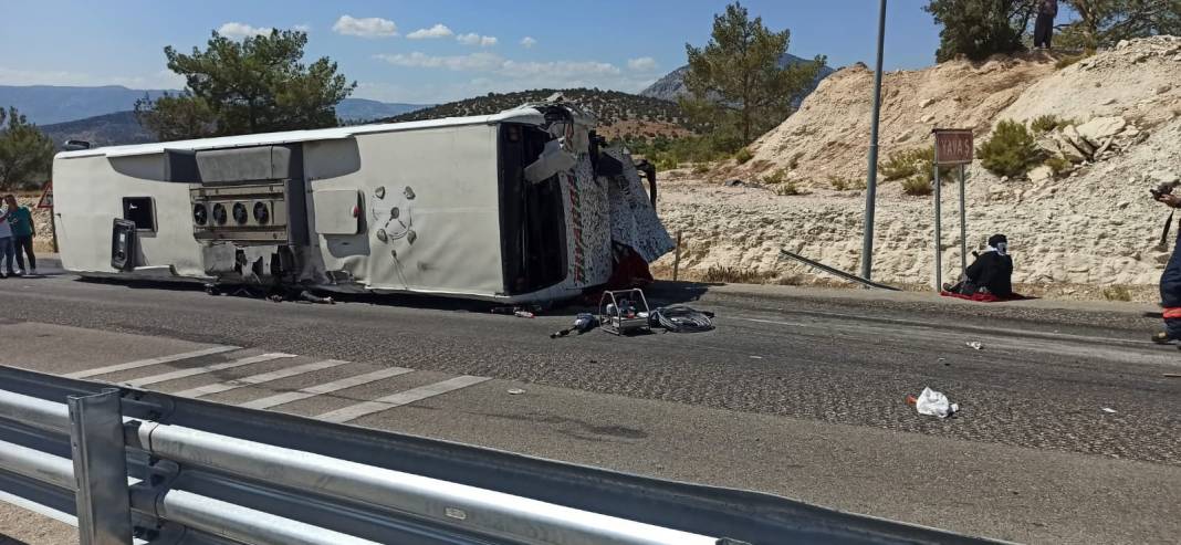 Yolcu otobüsü ile kavun yüklü kamyon çarpıştı; 3 ölü, 7 yaralı 3