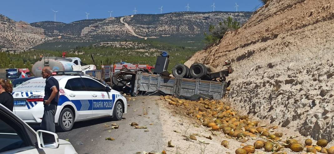 Yolcu otobüsü ile kavun yüklü kamyon çarpıştı; 3 ölü, 7 yaralı 4
