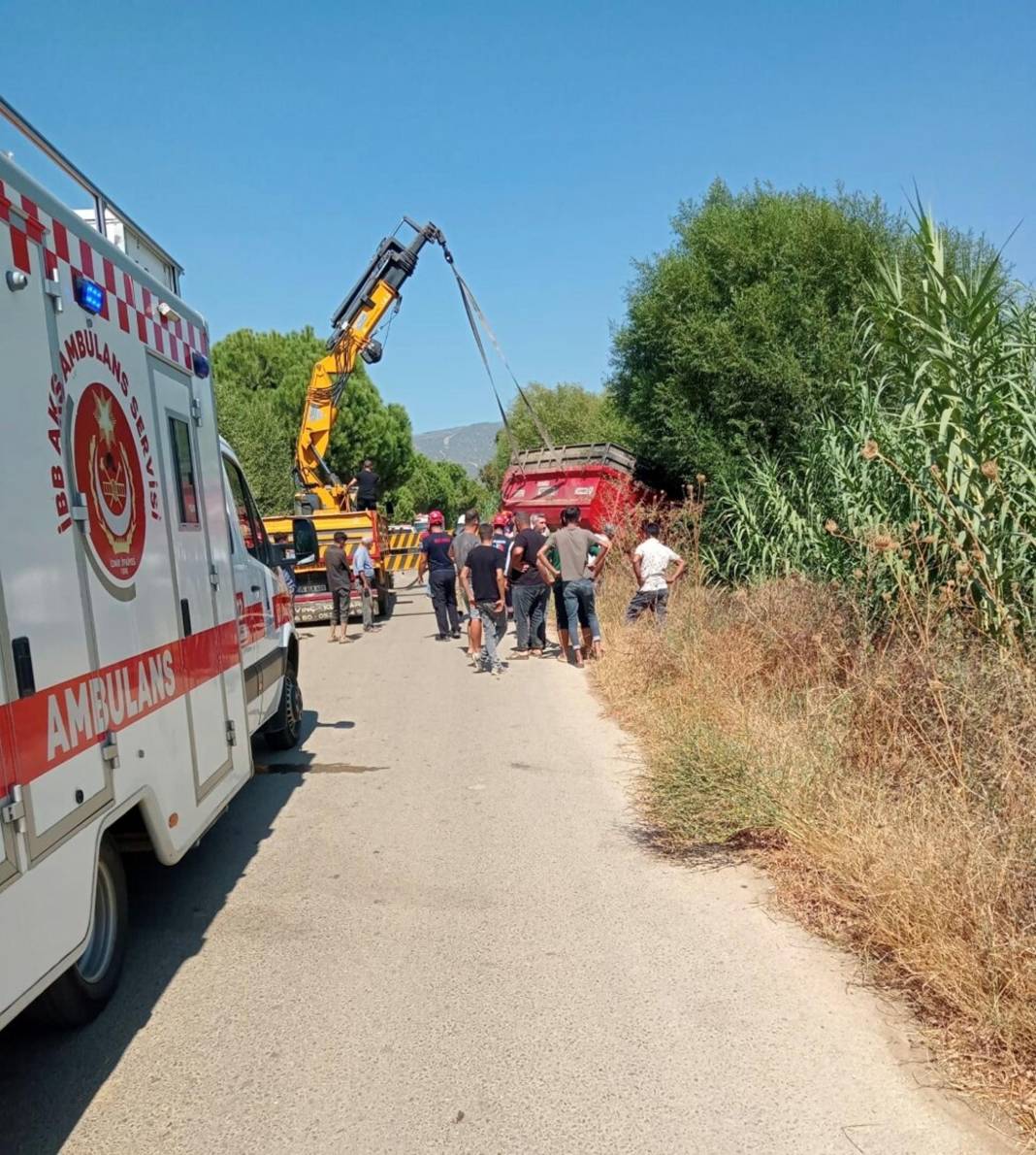 Devrilen traktörünün altında kalıp, öldü 1