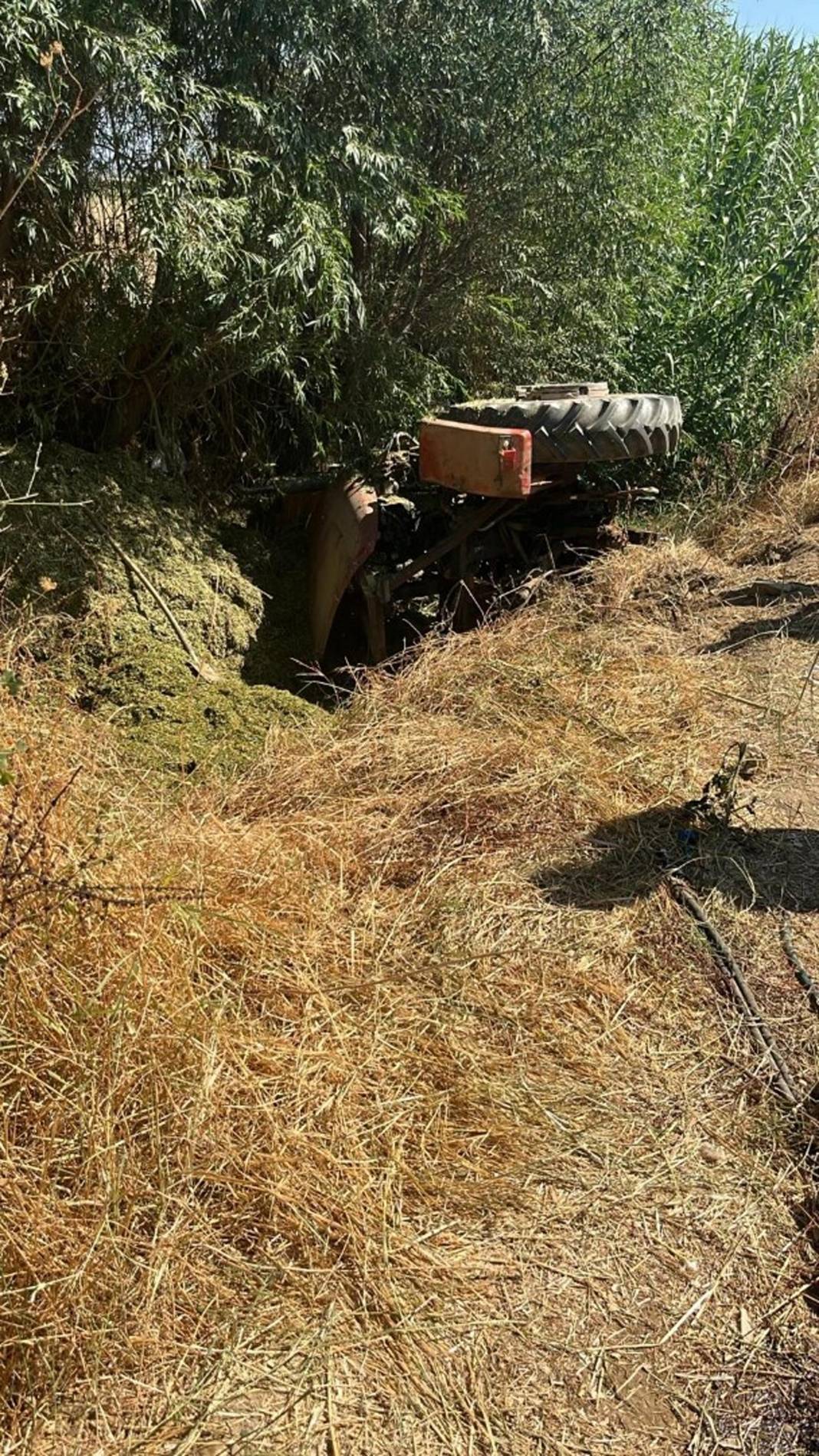 Devrilen traktörünün altında kalıp, öldü 3