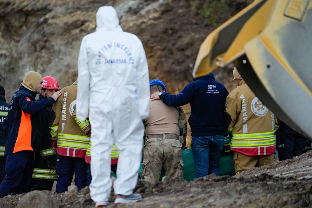 Su kuyusu kazarken toprak kaydı, 2 çiftçi hayatını kaybetti 2
