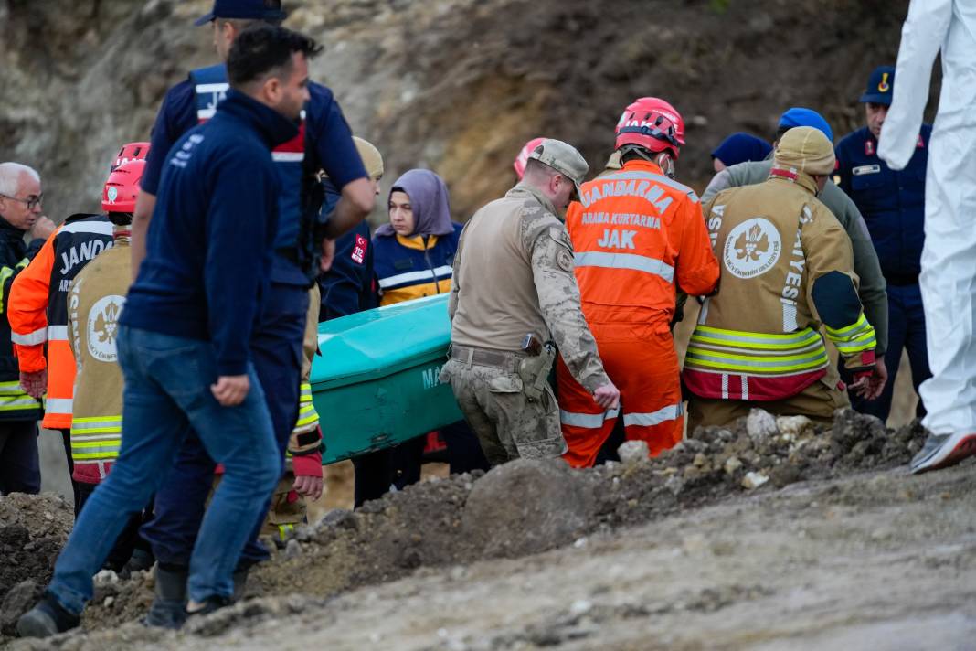 Su kuyusu kazarken toprak kaydı, 2 çiftçi hayatını kaybetti 3