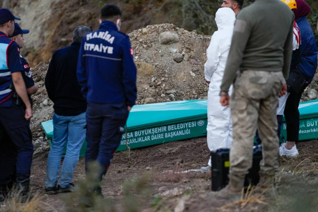 Su kuyusu kazarken toprak kaydı, 2 çiftçi hayatını kaybetti 4