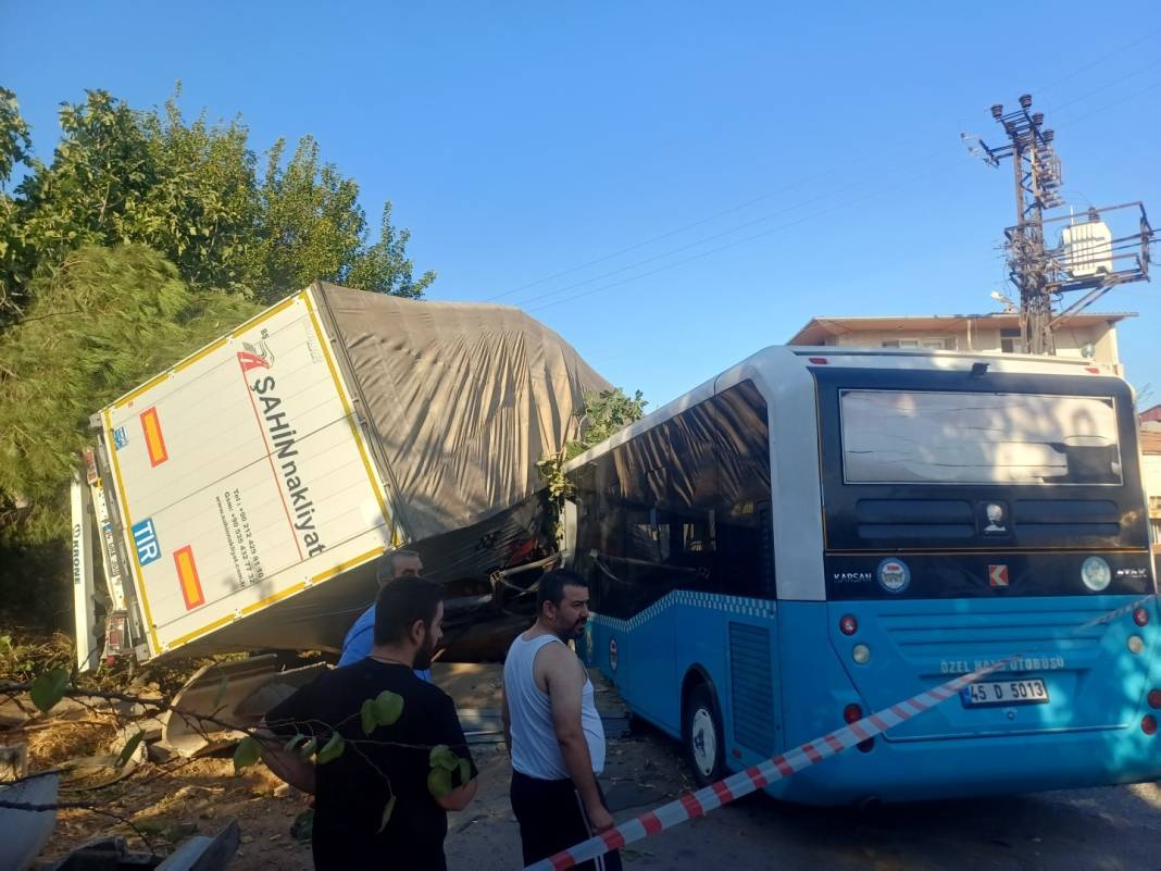 Manisa’da film sahnesi gibi kaza! Olay yerinde hayatını kaybetti 1