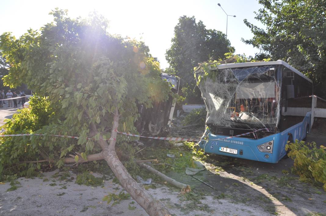 Manisa’da film sahnesi gibi kaza! Olay yerinde hayatını kaybetti 11