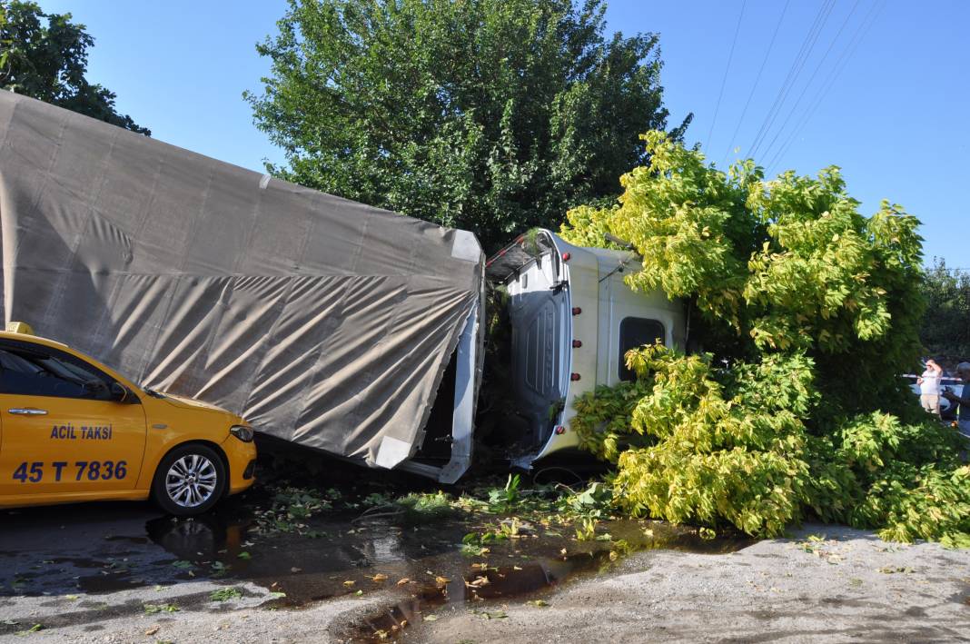Manisa’da film sahnesi gibi kaza! Olay yerinde hayatını kaybetti 12
