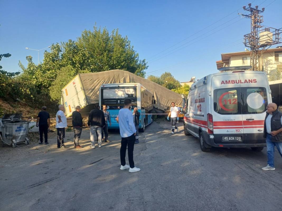 Manisa’da film sahnesi gibi kaza! Olay yerinde hayatını kaybetti 5