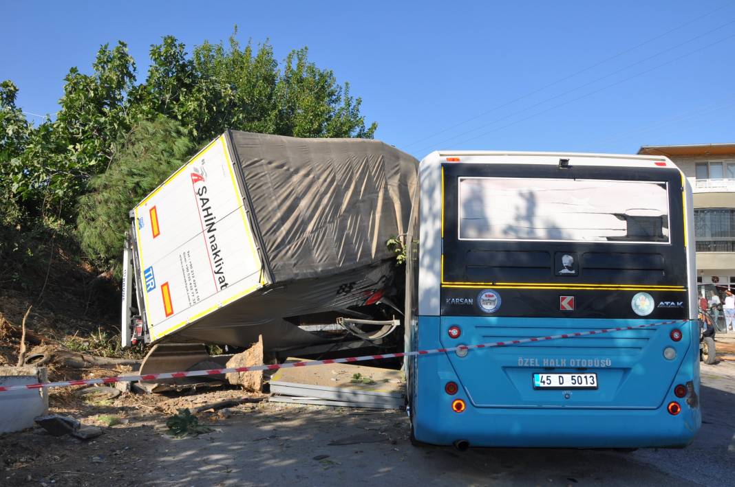 Manisa’da film sahnesi gibi kaza! Olay yerinde hayatını kaybetti 9