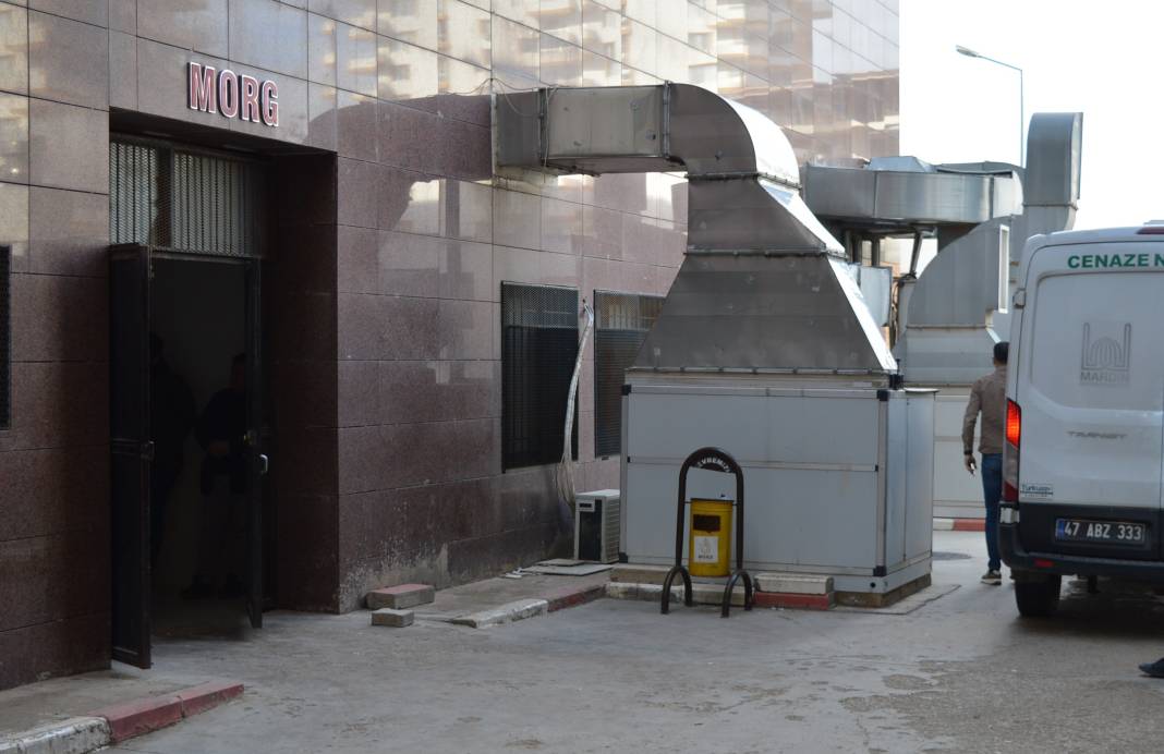 Taş yığını ile TIR'ın arasında sıkışarak ölen işçi, toprağa verildi 3