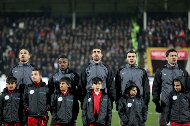 Futbolcular sahaya Suriyeli çocuklarla el ele çıktı 4
