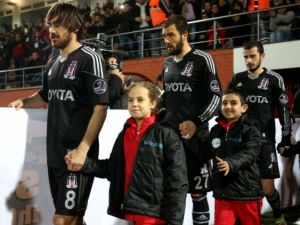 Futbolcular sahaya Suriyeli çocuklarla el ele çıktı