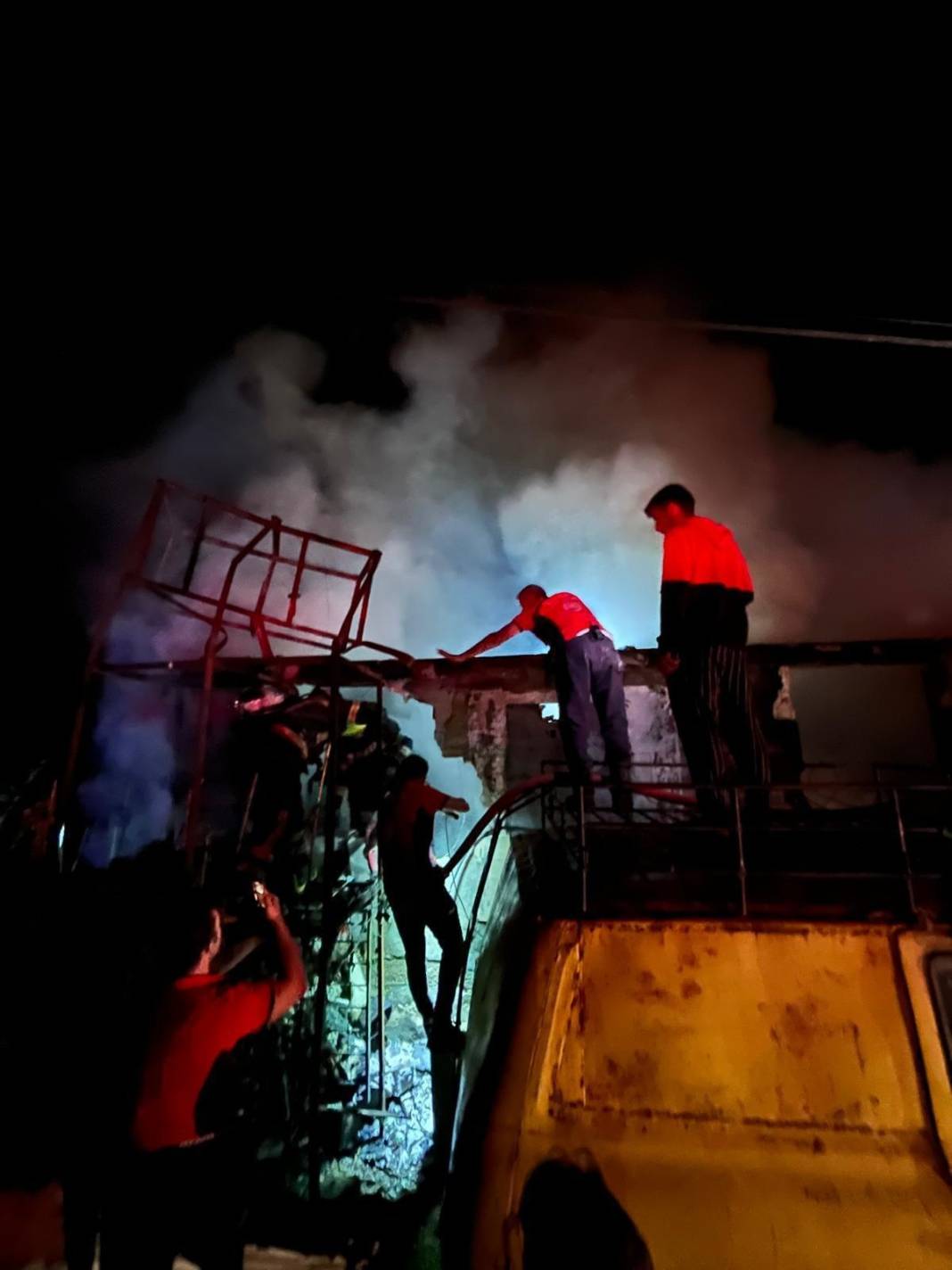 Ahşap evde yangın can aldı! Babaanne ile torunu öldü 1