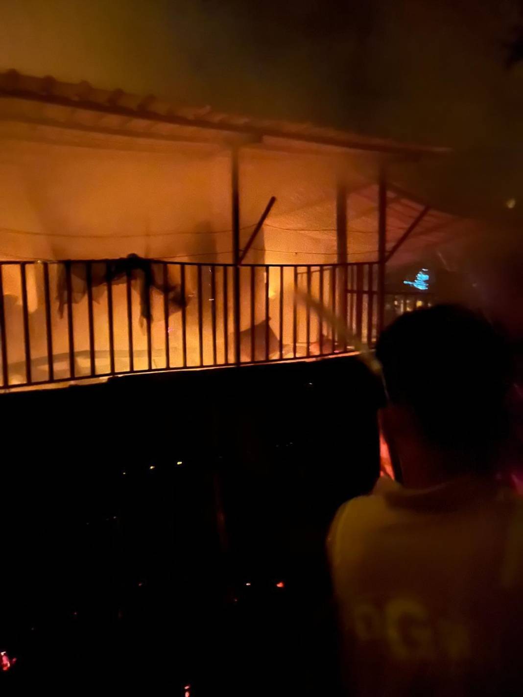 Ahşap evde yangın can aldı! Babaanne ile torunu öldü 2