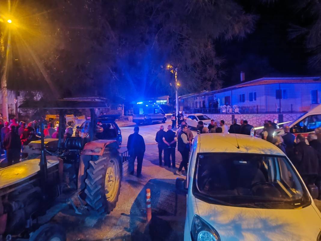 İki arkadaşını meydanda tüfekle öldürdü 1