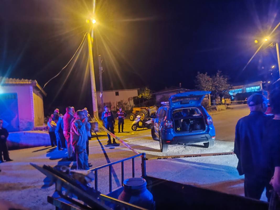 İki arkadaşını meydanda tüfekle öldürdü 3