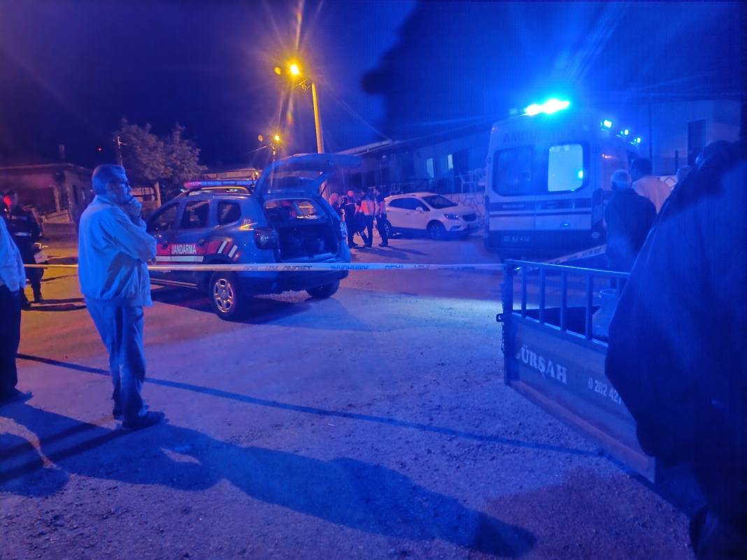 İki arkadaşını meydanda tüfekle öldürdü 4