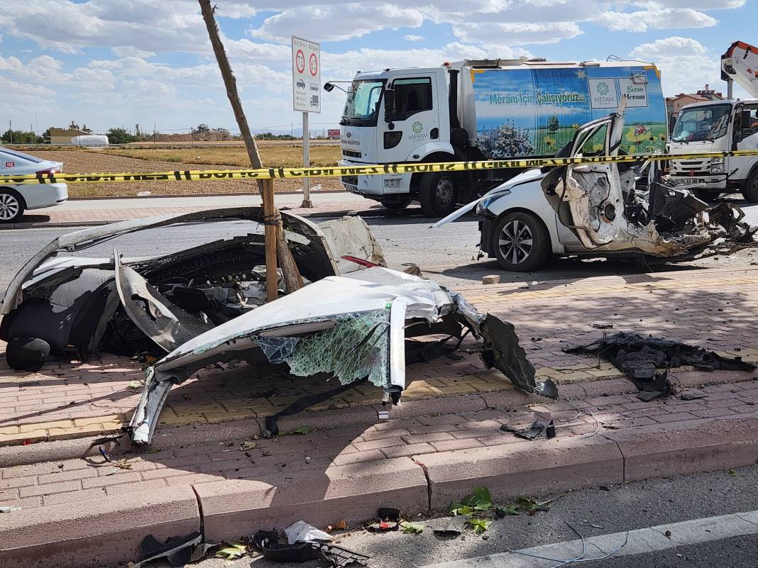 Konya'da kırmızı ışıkta duran otomobil, aracın çarpması ile ikiye bölündü: 1 ölü, 1 yaralı 1